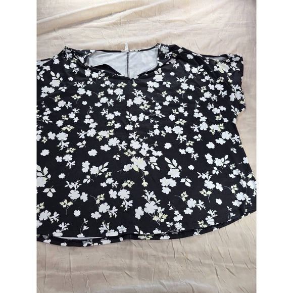 The Unbranded Brand Tops - WOMENS TOP SIZE 6X SHORT SLEEVES BLACK WHITE FLORAL NEW